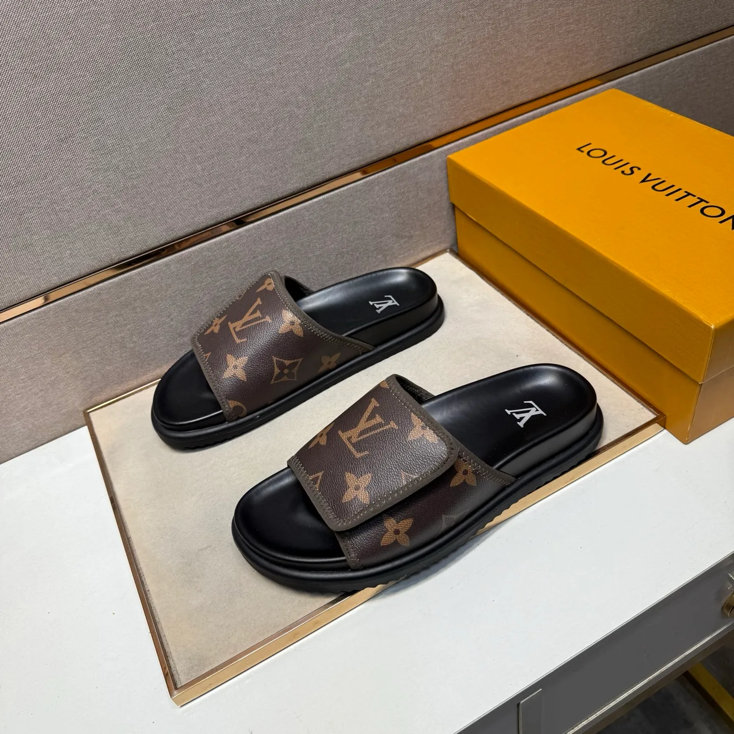 ⬛️Men's shoes 💰p320 [LV～] Men's casual slippers 2025z cabinet sales simultaneously 🔶Size: 38-44 #️⃣ 🔷3 colors🔜The upper is made of multi-material splicing ➕Genuine leather lining, comfortable and breathable, sole: original comfortable and wear-resistant outsole, ⚠️real thing📱photographed🎬real thing is better📢📢📢